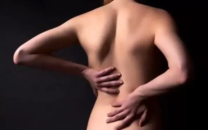 Pri osteochondróze si môžete trieť chrbát tradičným otepľovacím trením.