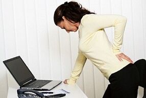 žena má bolesti chrbta v krížovej oblasti